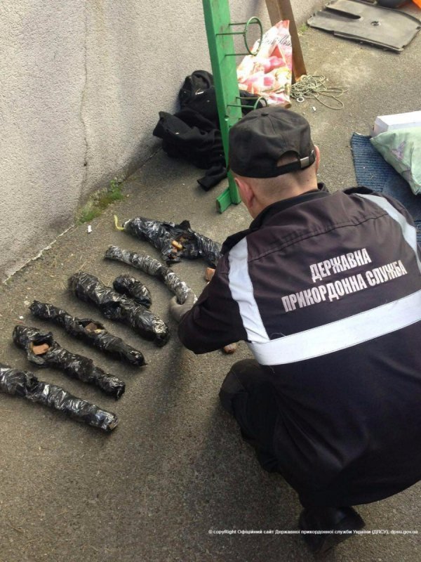 Разом з бурштином у чоловіка вилучили авто вартістю майже в 300 тисяч. ФОТО. ВІДЕО
