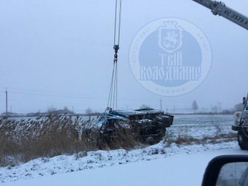На Волині вантажівка злетіла з дороги