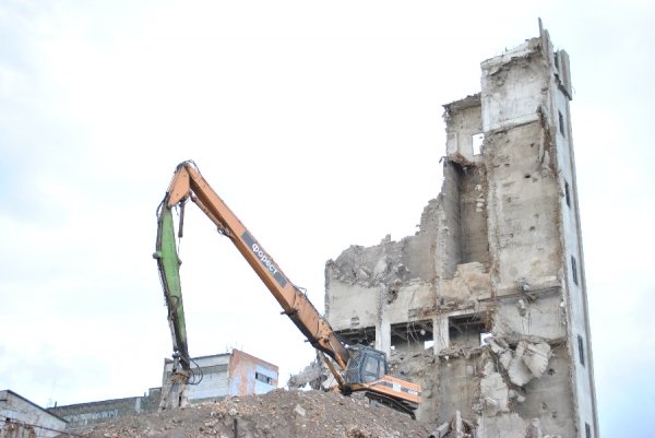 Як розбирають хлібокомбінат в Луцьку. ФОТО. ВІДЕО