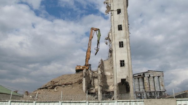 Як розбирають хлібокомбінат в Луцьку. ФОТО. ВІДЕО