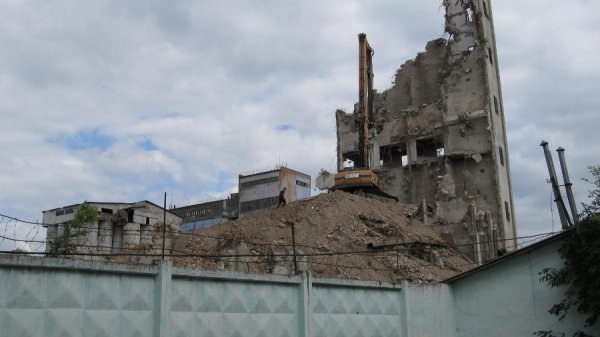Як розбирають хлібокомбінат в Луцьку. ФОТО. ВІДЕО