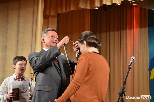 Мер Луцька вручив 139 медалей випускникам. ФОТО