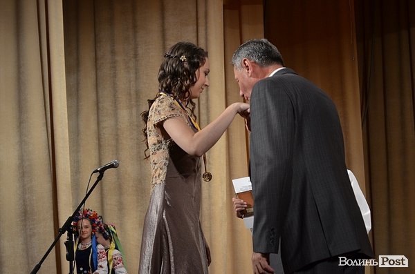 Мер Луцька вручив 139 медалей випускникам. ФОТО