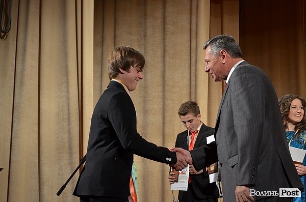 Мер Луцька вручив 139 медалей випускникам. ФОТО