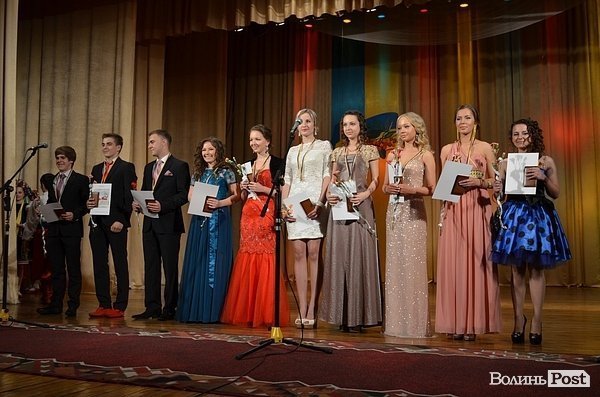 Мер Луцька вручив 139 медалей випускникам. ФОТО