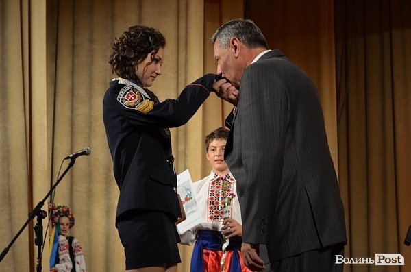 Мер Луцька вручив 139 медалей випускникам. ФОТО