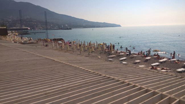 Порівняли кримські пляжі до і після окупації