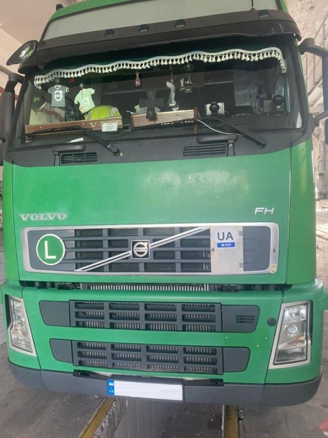 На «Ягодині» у фурі серед «гуманітарки» знайшли контрабанду на понад 2,5 мільйона гривень. ФОТО