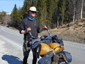 «Автомобілі їдуть повільніше, ніж я йду», – голландський мандрівник про волинські дороги. ФОТО