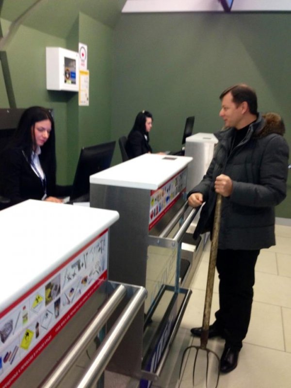 Ляшко скаржиться, що його з вилами не пустили в літак. ФОТО