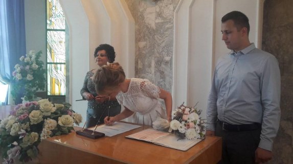 Радник міністра привітав ювілейну пару молодят в луцькому РАЦСІ. ФОТО