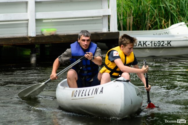 У луцькому парку в День батька влаштували унікальні перегони на човнах. ФОТО