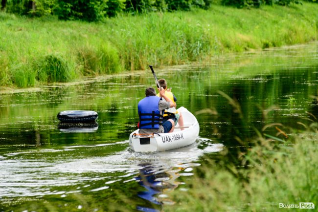 У луцькому парку в День батька влаштували унікальні перегони на човнах. ФОТО