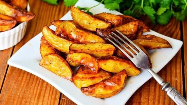 Новорічний стіл за 1000 гривень: що приготувати на чотирьох 