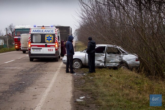 Аварія на Волині: 83-річний водій порушив правила і зіткнувся з бусом