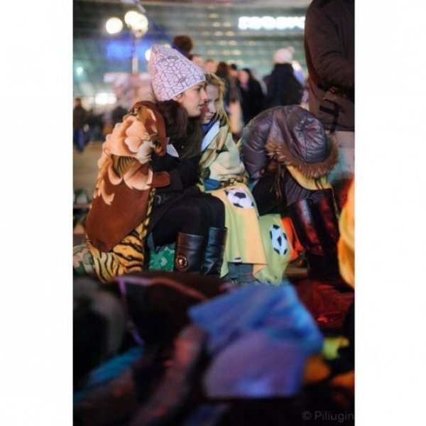 Останні мирні хвилини перед розгоном студентів на Євромайдані. ФОТО