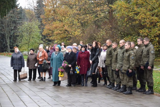 Пам'ять, спогади і квіти: у Луцьку вшанували жертв Другої світової війни