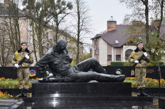 Пам'ять, спогади і квіти: у Луцьку вшанували жертв Другої світової війни