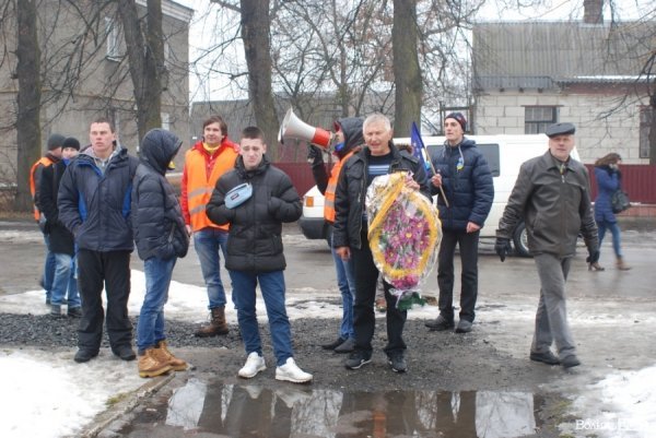 На Волині регіоналам принесли траурний вінок. ФОТО