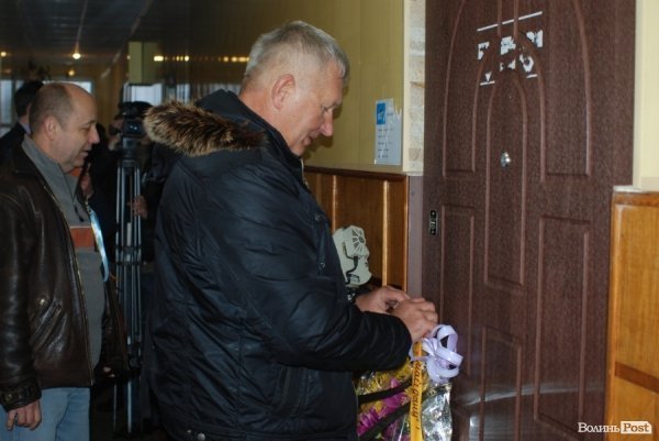 На Волині регіоналам принесли траурний вінок. ФОТО