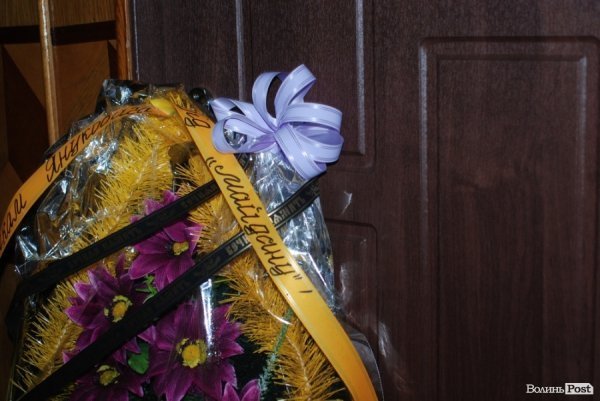 На Волині регіоналам принесли траурний вінок. ФОТО