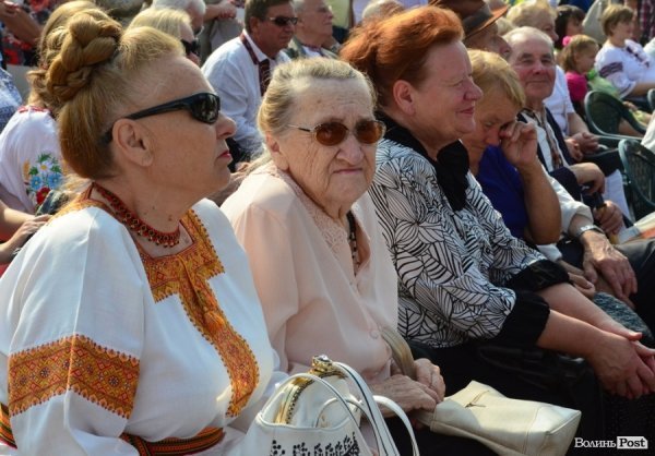 Лучани у вишиванках вибудували ключик від міста. ФОТО