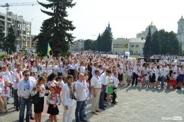 Лучани у вишиванках вибудували ключик від міста. ФОТО