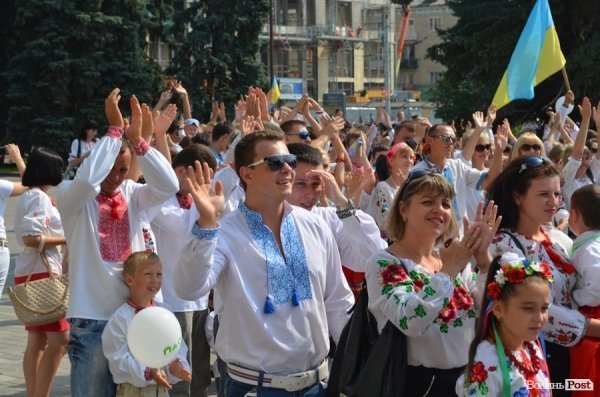 Лучани у вишиванках вибудували ключик від міста. ФОТО