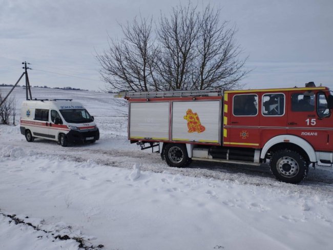 Застрягла в заметі: на Волині вантажівка перегородила шлях  «швидкій», яка поспішала на виклик