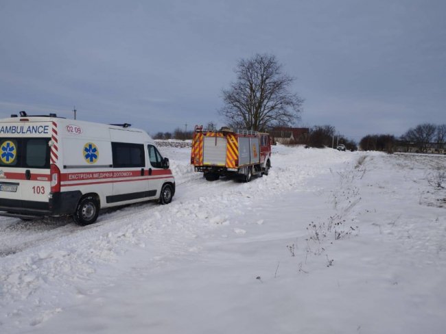 Застрягла в заметі: на Волині вантажівка перегородила шлях  «швидкій», яка поспішала на виклик