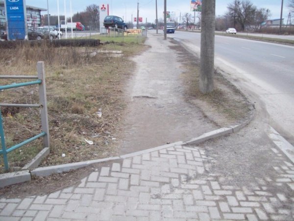 На Карпенка-Карого у Луцьку проблема з тротуаром. ФОТО