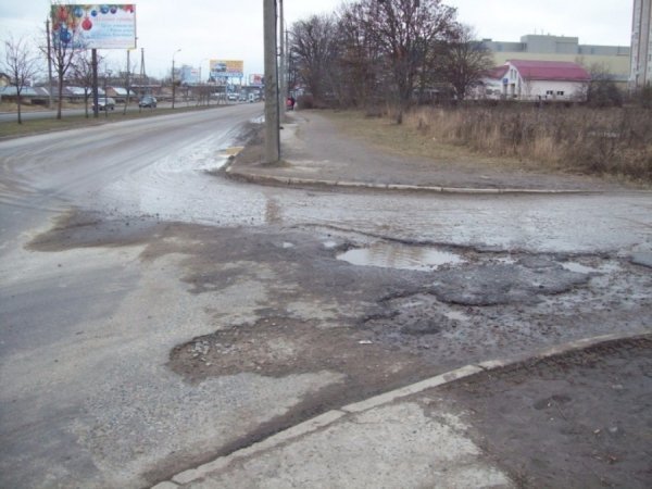 На Карпенка-Карого у Луцьку проблема з тротуаром. ФОТО
