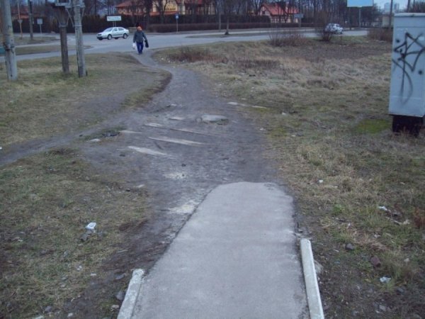 На Карпенка-Карого у Луцьку проблема з тротуаром. ФОТО