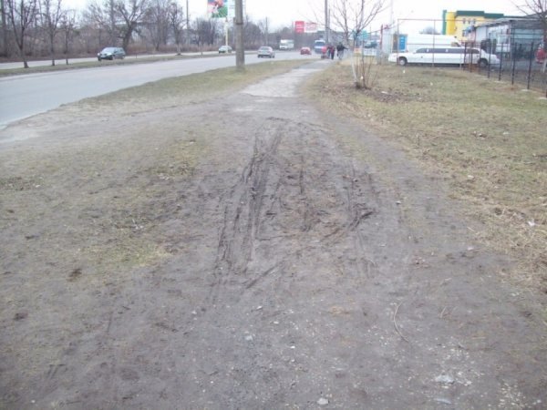 На Карпенка-Карого у Луцьку проблема з тротуаром. ФОТО