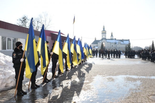 На фасаді луцького ліцею встановили меморіальну дошку загиблому Герою. ФОТО