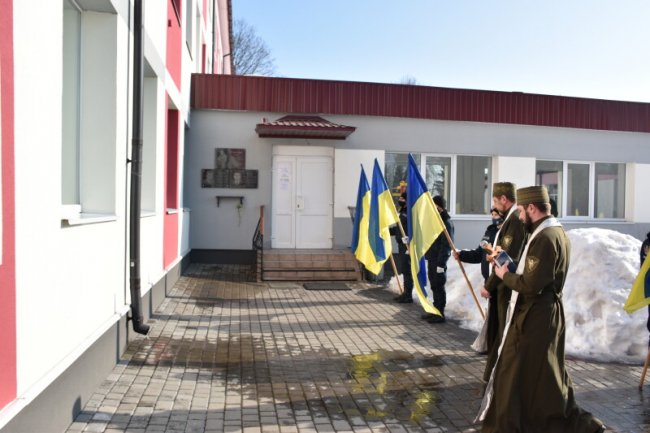 На фасаді луцького ліцею встановили меморіальну дошку загиблому Герою. ФОТО