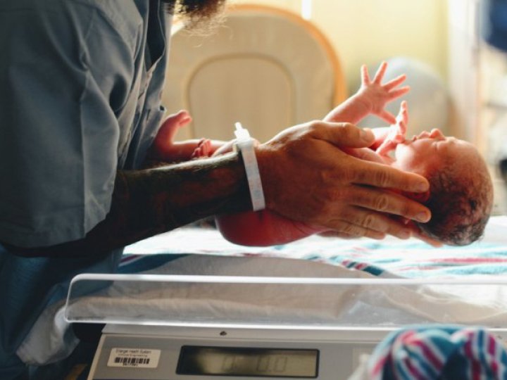 У Тернополі в під’їзді багатоповерхівки знайшли новонароджену дитину