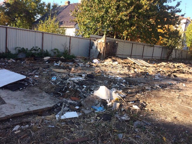У Луцьку два місяці не прибирають сміття після демонтажу гаражів