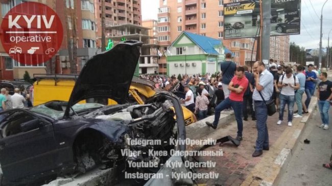 На величезній швидкості BMW збив зупинку та пошкодив три автівки. ФОТО. ВІДЕО