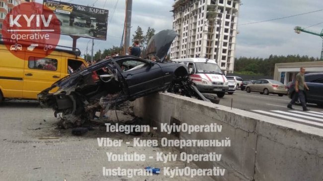 На величезній швидкості BMW збив зупинку та пошкодив три автівки. ФОТО. ВІДЕО