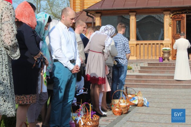 У місті на Волині освятили перші великодні кошики. ФОТО
