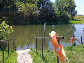 На двох пляжах Луцька заборонили купатися через кишкову паличку
