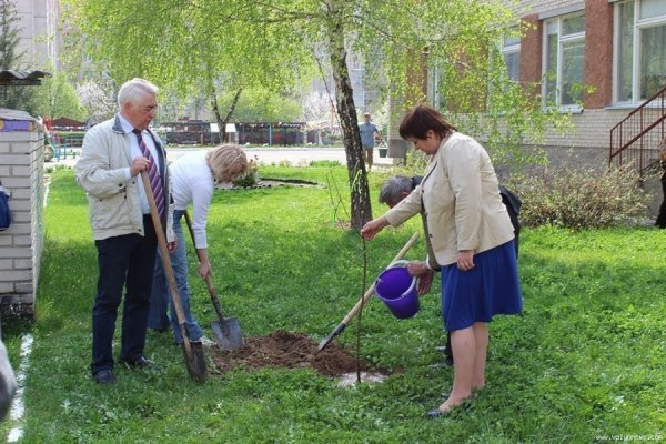 Луцькі  депутати з дітьми садили дерева. ФОТО
