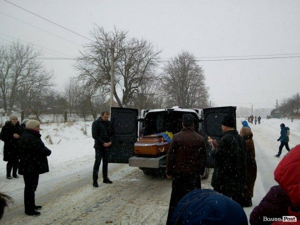 У селі під Луцьком загиблого Героя зустріли на колінах