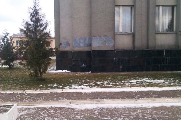 На Волині райдержадміністрацію обмалювали написами «Зека геть»