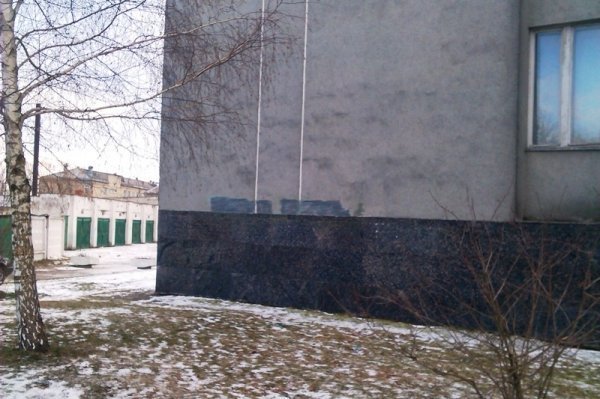 На Волині райдержадміністрацію обмалювали написами «Зека геть»