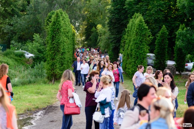 До Винника – навіть на милицях. ФОТОРЕПОРТАЖ із грандіозного концерту у Луцьку