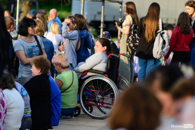 До Винника – навіть на милицях. ФОТОРЕПОРТАЖ із грандіозного концерту у Луцьку
