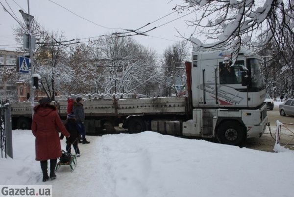 У Хмельницькому в заторі кілька годин простояли 30 тролейбусів. ФОТО