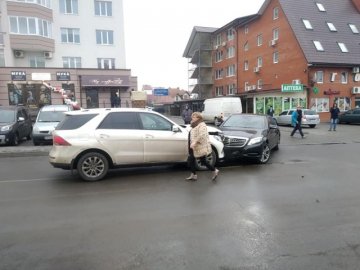 Поблизу Луцька зіткнулися дві елітні автівки. ФОТО